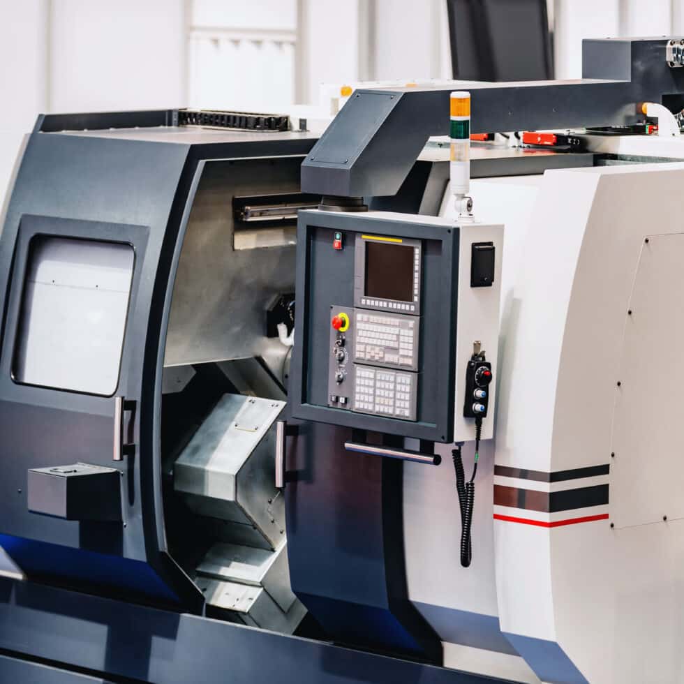 CNC-Drehmaschine mit Bedienpanel und Arbeitsraum