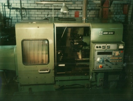 Historische CNC-Drehmaschine von Mori Seiki in der Fertigung