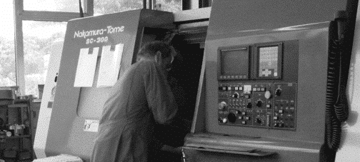 Arbeiter an einer Nakamura-Tome SC-300 CNC-Maschine