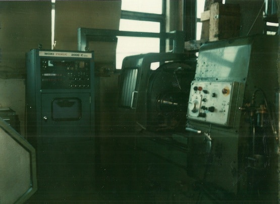 Historische CNC-Drehmaschine mit Mori-Fanuc-Steuerung in einer Werkstatt