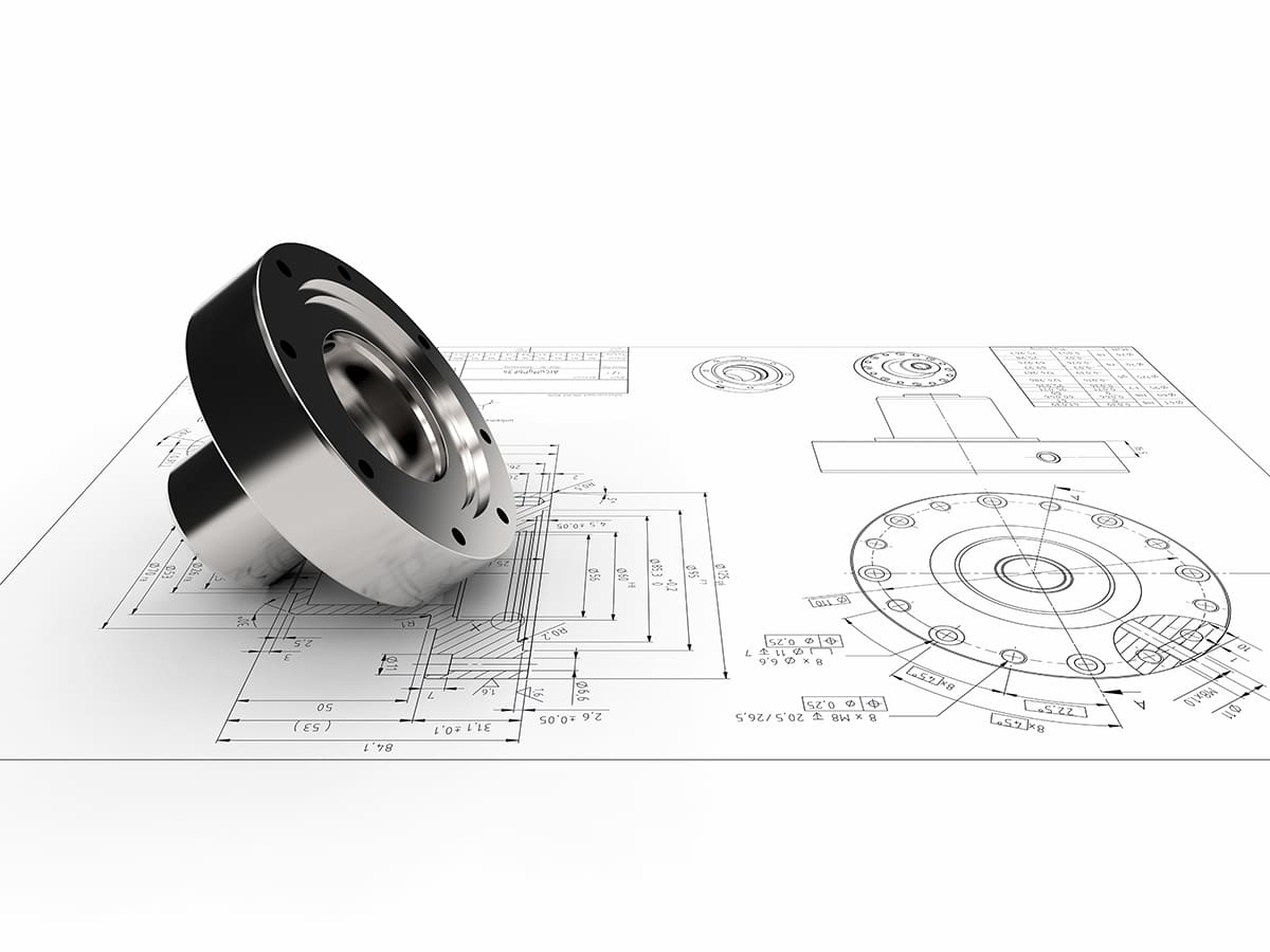Metallbauteil auf einer technischen Konstruktionszeichnung